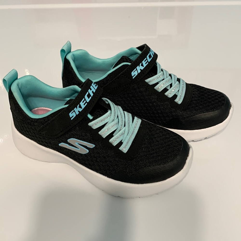 NWT Skecher shoes kid size 13 (toddler)